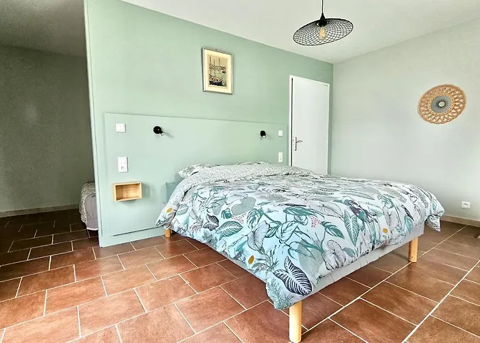 Le Refuge بيت ضيافة Castilly